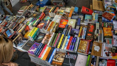 Книжно царство пред НДК: Пролетният панаир на книгата отвори врати