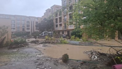 Потопът по Черноморието: Загинал мъж, багерист в неизвестност, хора отказват евакуация