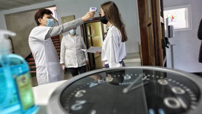 От днес учениците в 3 области преминават на онлайн обучение