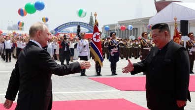Путин на гости на Ким Чен Ун, посрещнаха го като приятел