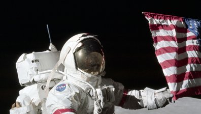 Астронавтите от SpaceX взеха флаг, оставен на МКС преди десетилетие