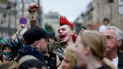 Протестиращи французи призовават за масово блокиране на страната (СНИМКИ)