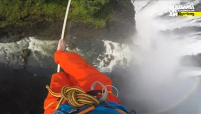 Двама акробати минаха по въже над водопадите Виктория в Зимбабве