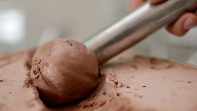 Затвориха предприятие във Варна, произвеждало десерти от продукти с изтекъл срок