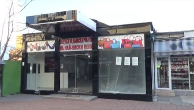 Багери събарят павилиони в центъра на Пловдив