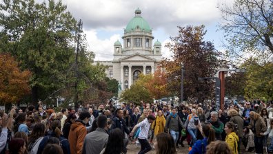 Еуфория по улиците на Белград след изборния триумф на студентите (СНИМКИ)