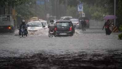 Евакуираха 12 хил. души на Филипините заради страховити тайфуни