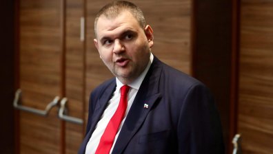 Демерджиев внесе в НС справка за полетите на Пеевски, ДПС я нарече "лъжа"