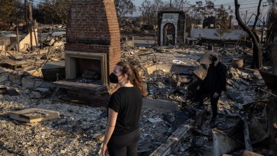 Борба със стихията: В Лос Анджелис хора помагат с вода, над 12 000 къщи са изпепелени