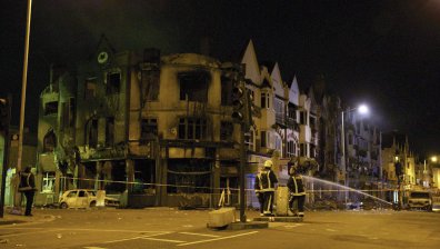 Газова експлозия разруши къща в Бирмингам и рани тежко мъж