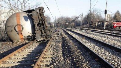 Цистерна с газ дерайлира на гара Бяла