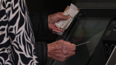 Опашки за първи пенсии в евро (СНИМКИ)