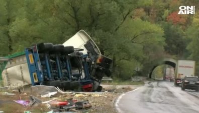Шофьор загина в катастрофа на два ТИР-а в Кресненското дефиле
