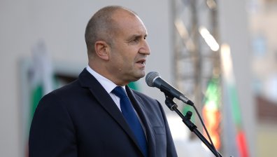 Радев в Карнобат: Предците ни завещаха да пазим България и да я градим като свободна