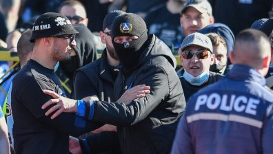 Фенове на "сините" се опитали да нахлуят на терена по време на Вечното дерби