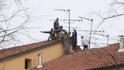 Бунт и жертви в затворите в Италия заради новите мерки срещу Ковид-19