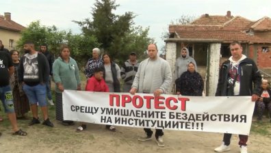 Протест и много въпроси в Гулянци след инцидента с пометеното от кола дете