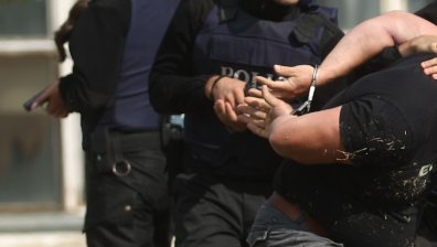 Мъж обезобрази с ножица приятелката си от ревност