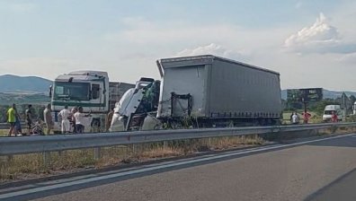 Тежка катастрофа блокира напълно магистрала "Струма" край Благоевград