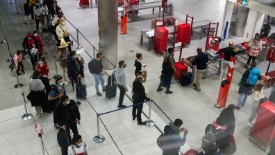 Хиляди закъснели или отменени полети в последния ден на 2021 г. заради Омикрон