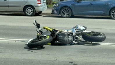 Млад моторист се потроши след удар с кола