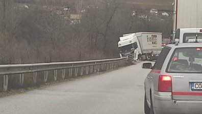 Катастрофа с ТИР блокира движението между Мездра и Ботевград