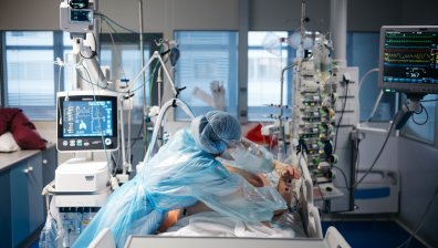 Британският здравен министър: Новата мутация буди тревога, предава се по-бързо
