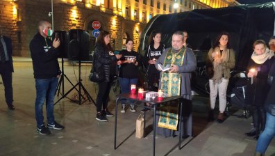 Майки от "Системата ни убива" с факелно шествие пред МС