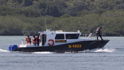 Ферибот потъна край бреговете на Индонезия, 26 души са в неизвестност