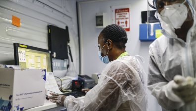 Южна Африка временно спира имунизациите с AstraZeneca