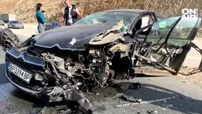 Зверска катастрофа между кола, автовоз и ТИР на пътя Мездра - Ботевград