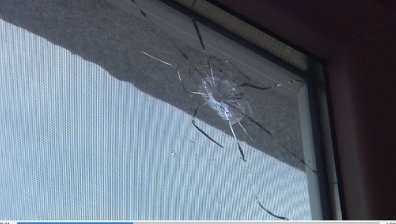 Неизвестен стреля по апартаментa на семейство в столицата