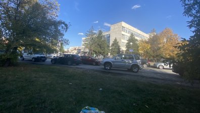 Тротоарите пред 145 ОУ в София се използват за паркинг 
