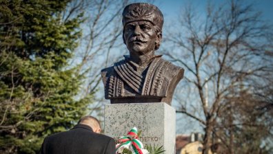 Президентът Радев откри паметник на капитан Петко войвода 