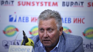 Собственикът на "Локомотив" (Сф) зарязва клуба заради феновете