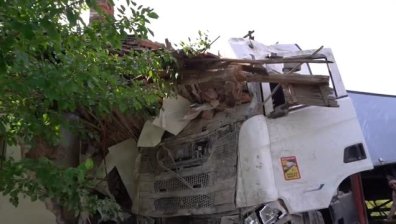 ТИР се заби в къща в Липен след инцидент с други камиони