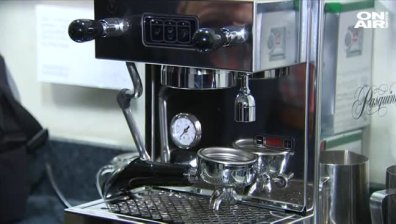 Том Ханкс подари кафемашина на журналисти