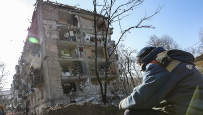 Русия затяга примката около Мариупол, Зеленски поиска среща очи в очи с Путин