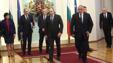 Напрежението расте! Кампанията на Радев била осветлена, Цветанов не четял добре