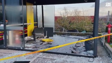 Зрелищна катастрофа във Враца: Кола се вряза в заведение