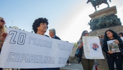 Почернени родители излязоха на протест пред парламента	