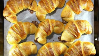 Рецепта за кифлички с кайсиев мармалад и орехи