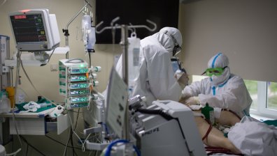 Увеличеният брой смъртни случаи от Ковид-19 е свързан с условията на живот и труд