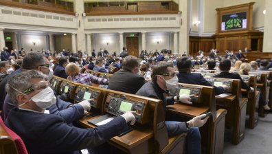 Скандал и в Украйна: Депутат разглежда голи снимки по време на заседание