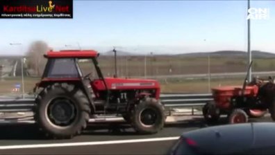Трактор се преобърна на пътя, загинал е пътник в него