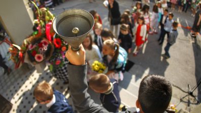 Приемат заявления за помощ от 300 лв. на ученик, но парите не са за всички