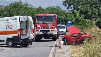 Двама загинаха след удар между линейка и лека кола