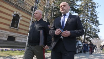 Дончев отговори на Радев: Не е ясно коя команда да изпълняваме