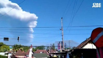 Затвориха летище в Бали заради изригнал вулкан