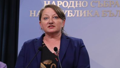 Деница Сачева с предложение - родителите на ученици да работят онлайн през лятото